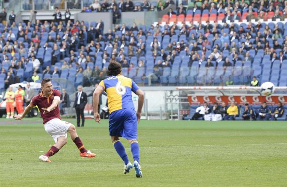 La partita  vibrante: Francesco Totti con un gran destro di prima intenzione riporta in vantaggio la Roma. Ansa